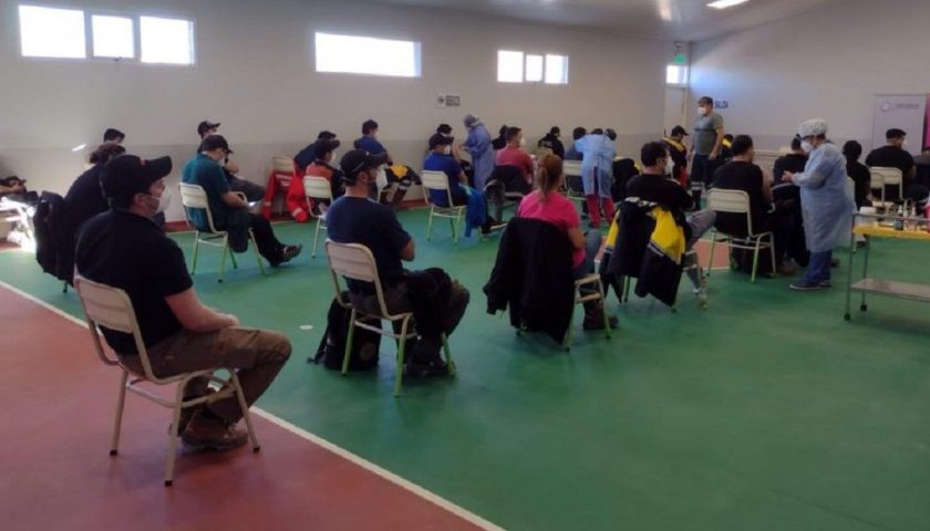 obreros de Perito Moreno esperando por la vacuna contra el COVID 19. Cortesia de la imagen AOMA Santa Cruz.