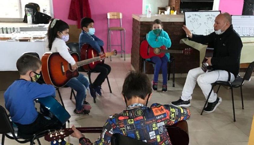 Uno de los talleres musicales organizados por AMUTMIN en Gobernador Gregores Cortesia Prensa AMUTMIN