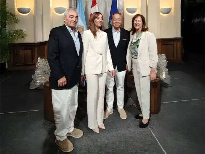 Osvaldo Bidabehere y Carlos Bidabehere de Almar Group, junto a Josefina Martínez Gramuglia, embajadora argentina en Canadá y Laura Yorghanjian, secretaria de la cámara de comercio Argentina canadiense (a la derecha)
