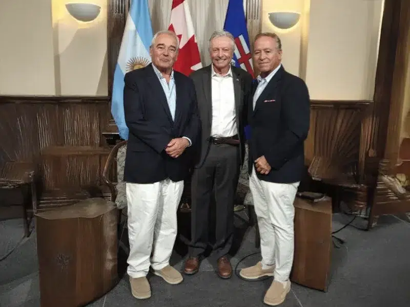 Osvaldo y Carlos Bidabehere junto a Braian Moss de Crown Point Energy.