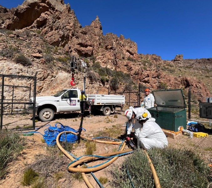 Newmont Cerro Negro realiza recambio de bomba sumergible y destaca la importancia de la gestión responsable del agua en minería