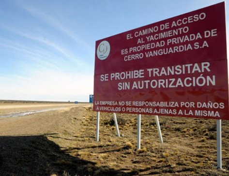 Cartel acceso a Cerro Vanguardia
