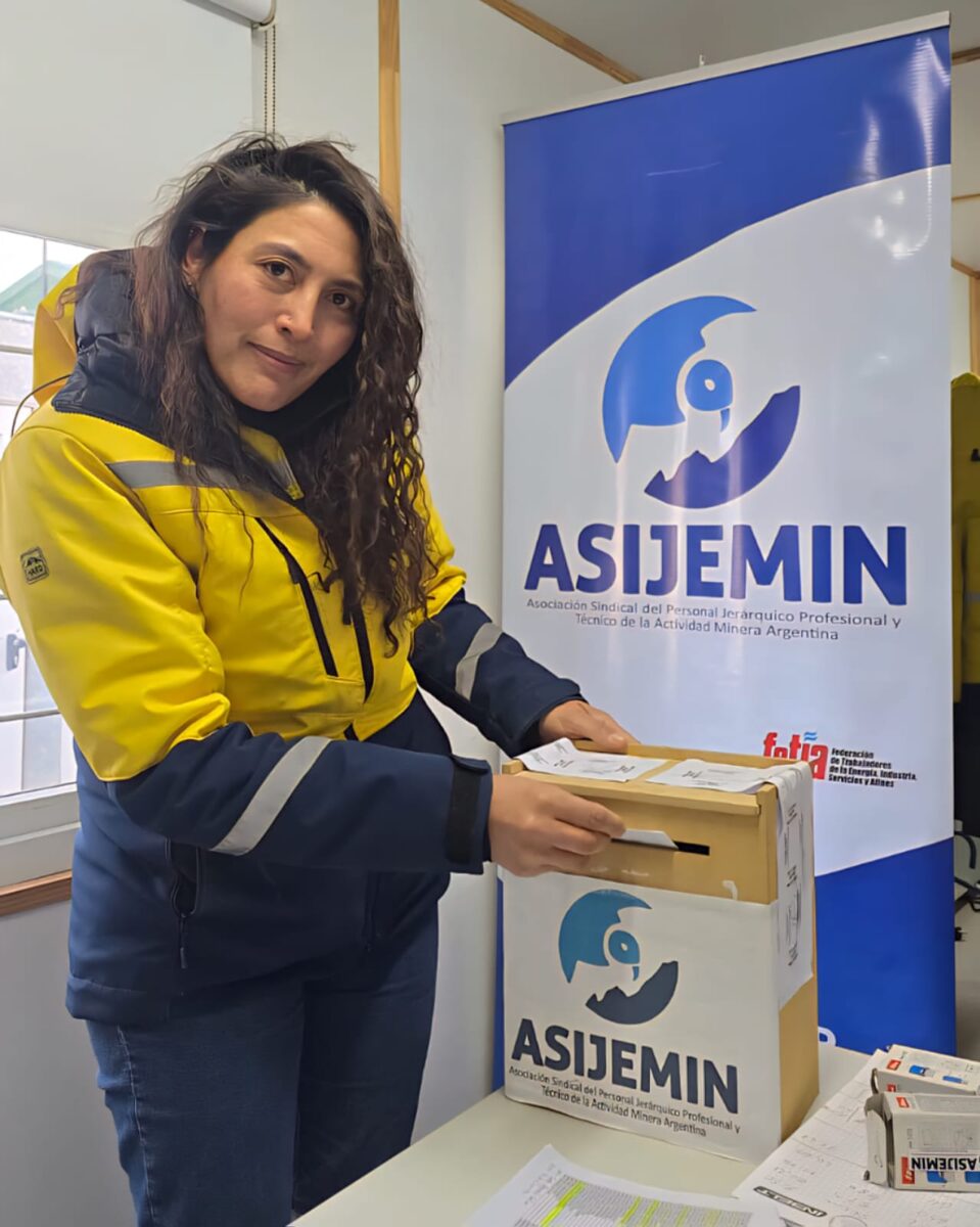 Colaboradores de Cerro Negro votando 2