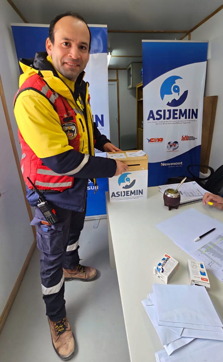 Colaboradores de Cerro Negro votando 3