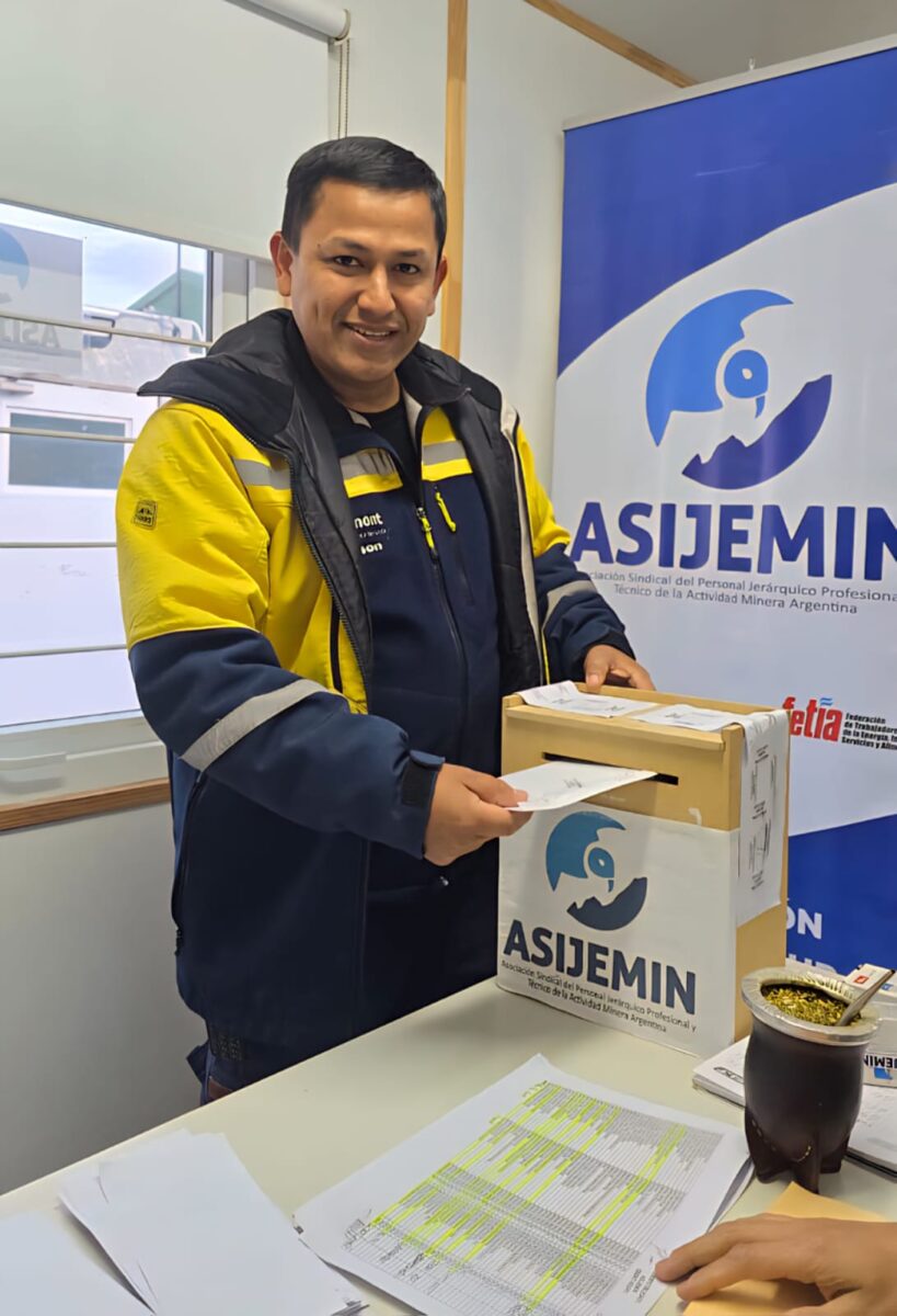Colaboradores de Cerro Negro votando 5