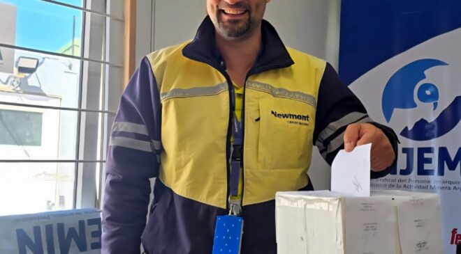 Colaboradores de Cerro Negro votando
