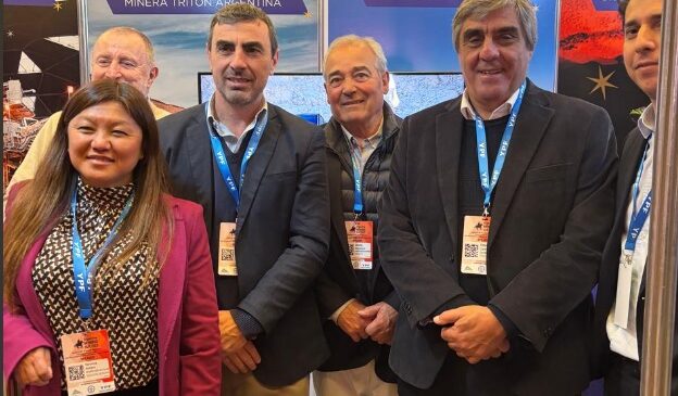 Osvaldo Bidabehre juntos a referentes de CAEM y CAMICRUZ