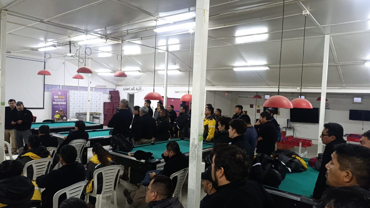 Trabajadroes reunidos en MINERA SANTA CRUZ