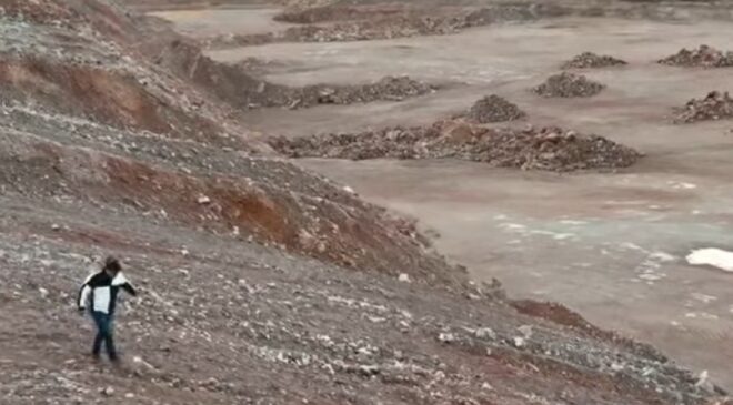 Vidal recorriendo manatial espejo