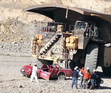 camion minera aplasta vehiculo